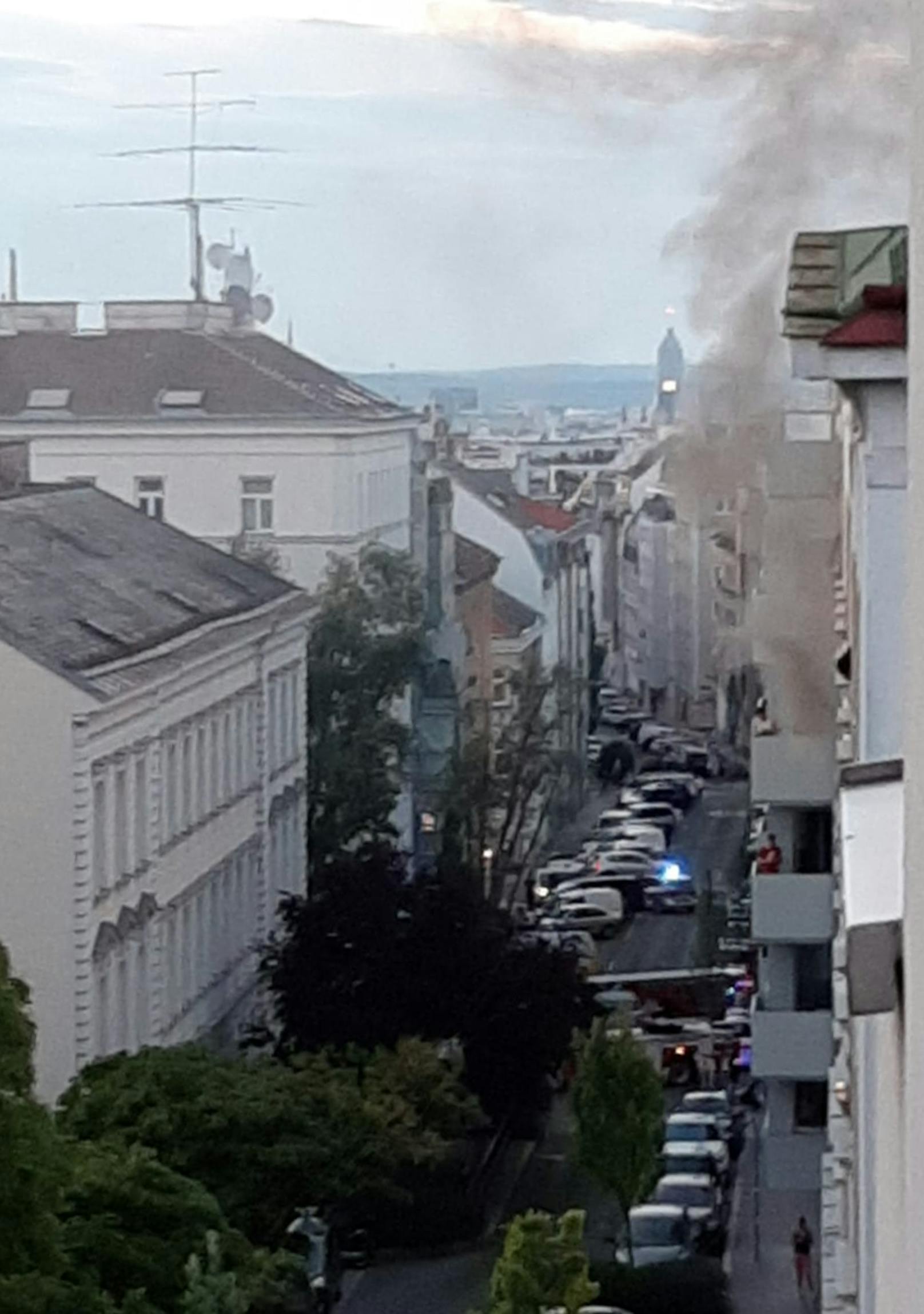 In der Alxingergasse in Wien-Favoriten kam es zu einem Feuerwehr-Großeinsatz.