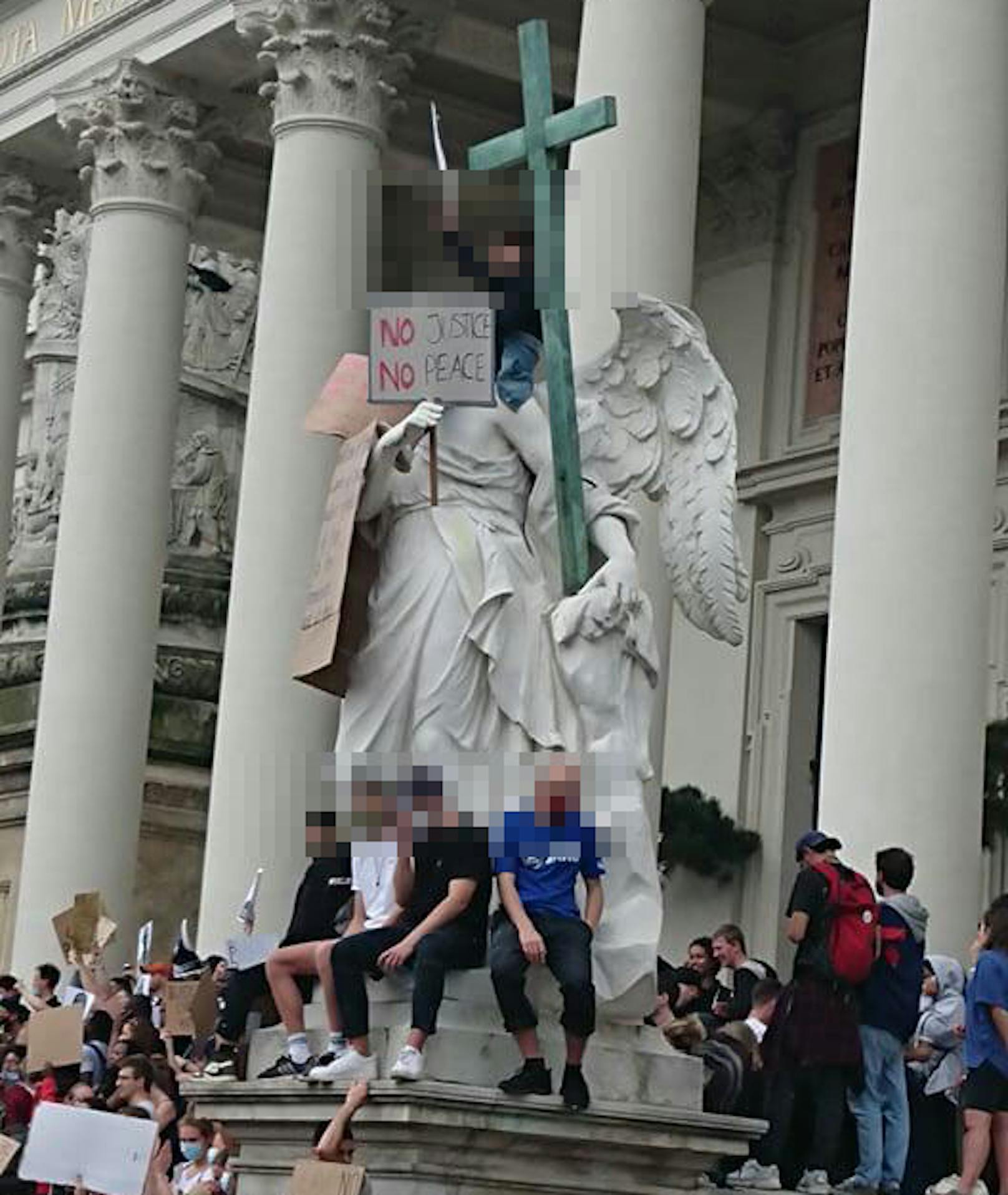 Bereits bei der Demo am Donnerstag kletterten Demonstranten vor der Karlskirche auf die Engelsfiguren.