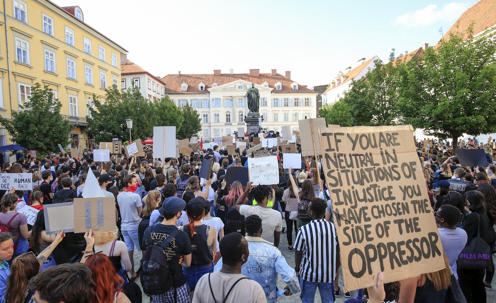 Rund 10.000 Menschen marschierten am Samstag bei der "Black Lives Matter"-Demonstration in Graz mit.