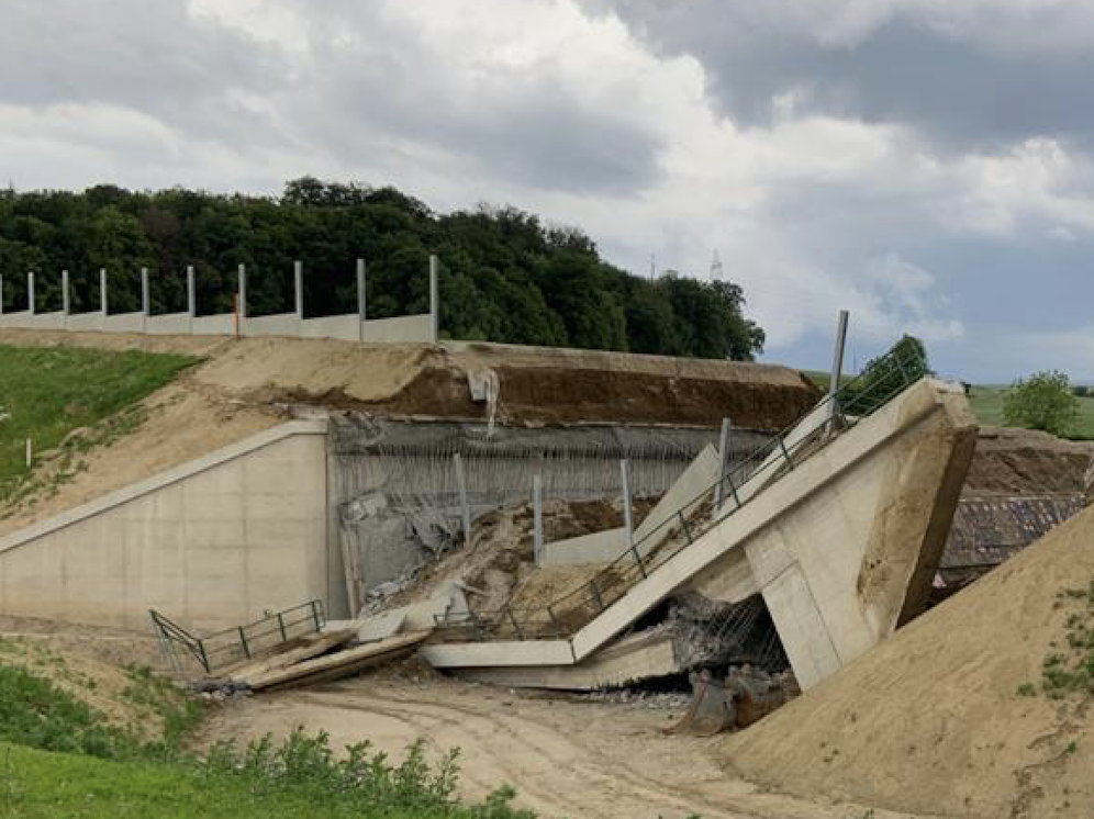 Trümmer in Petzenkirchen