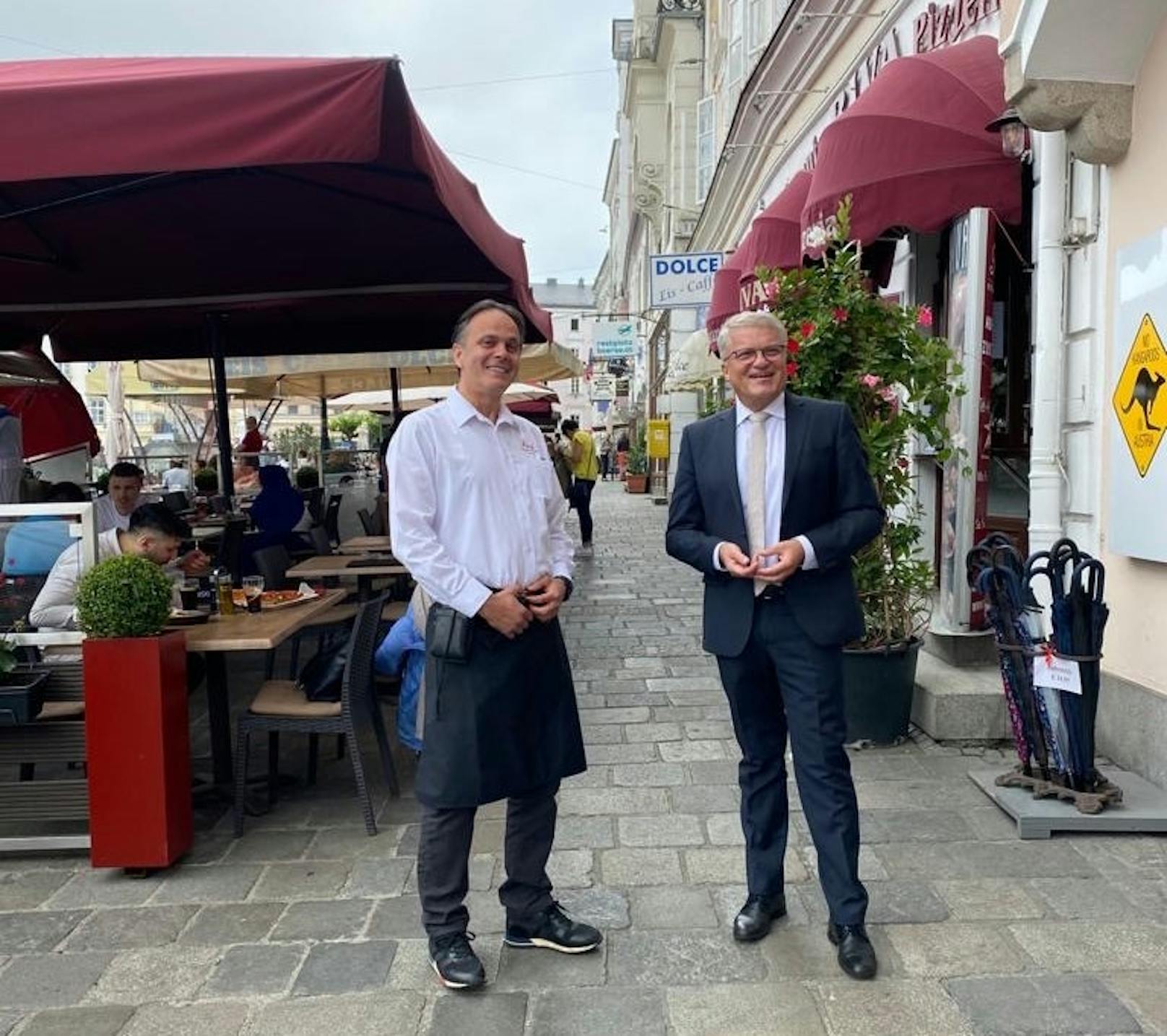 Stadtchef Luger im vergangenen Sommer mit einem Gastronomen am Linzer Hauptplatz.