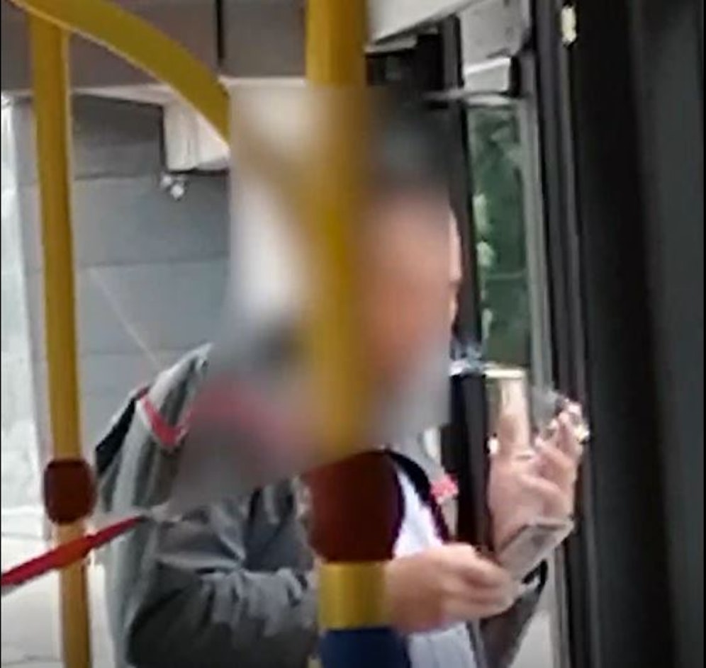 Rauchender Busfahrer der Linie 82 A.
