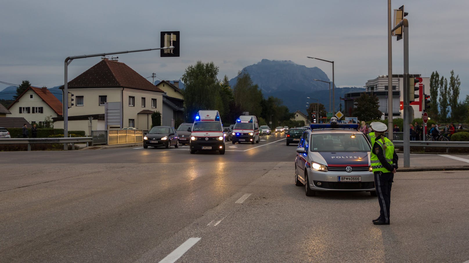 Kollision mit Radler (12) – Polizei sucht Autofahrer