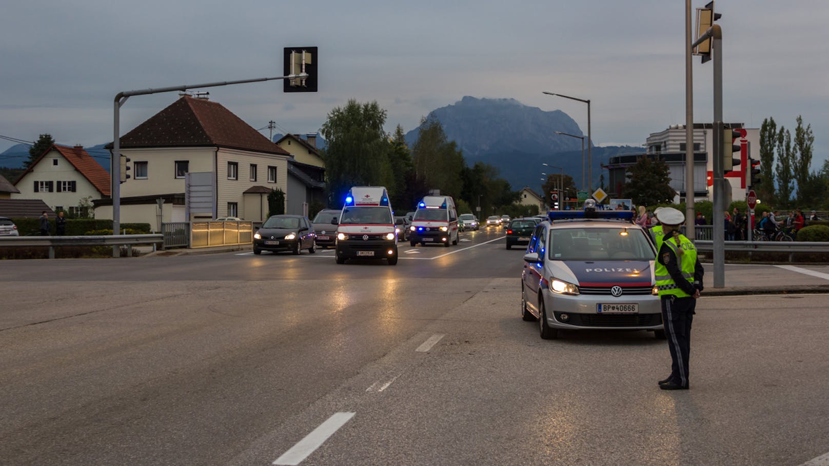 Der verletzte Mann wurde sofort in ein Spital gebracht.