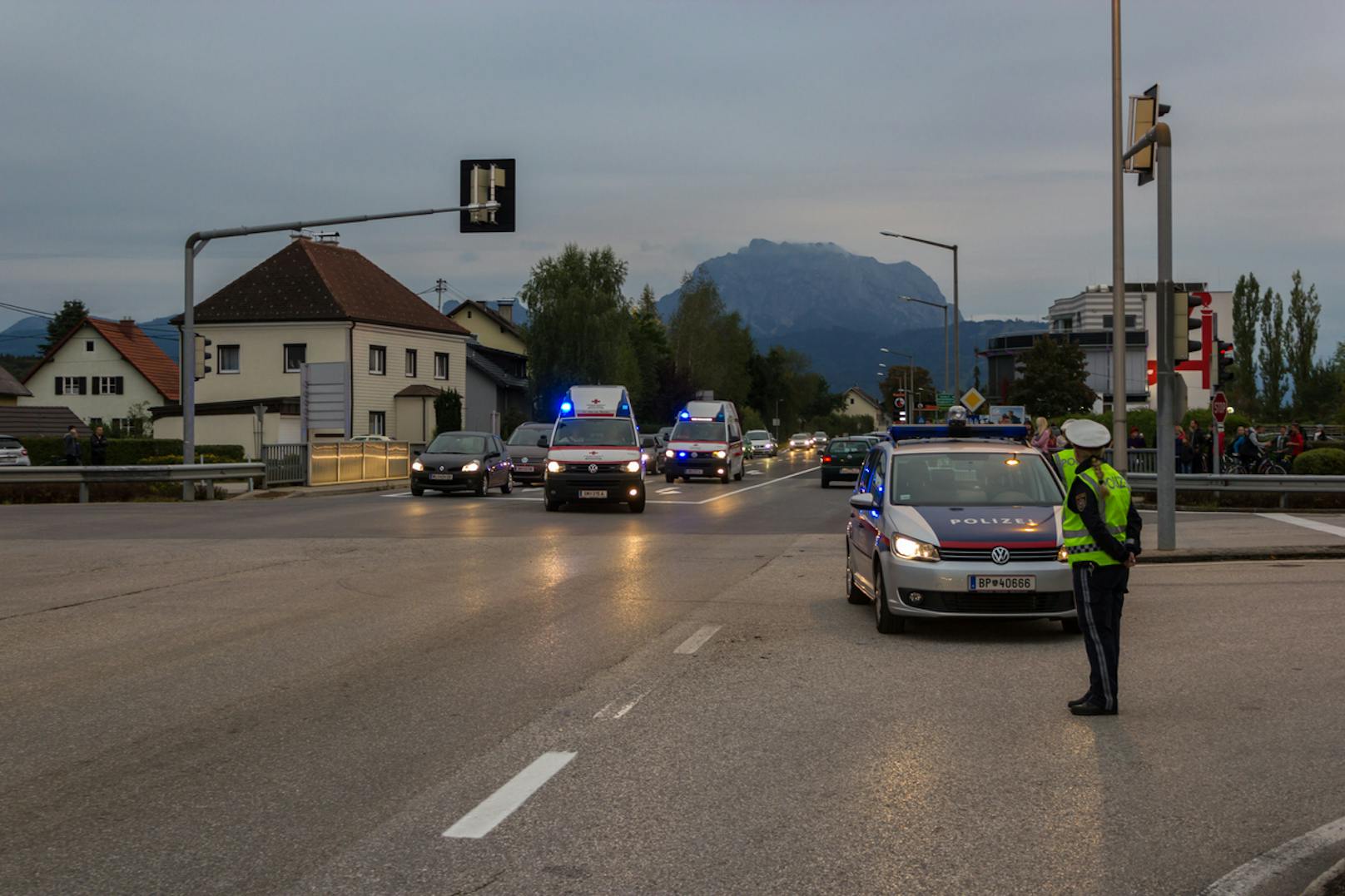 Schwerer Crash in Tirol – Autofahrerin stirbt im Spital