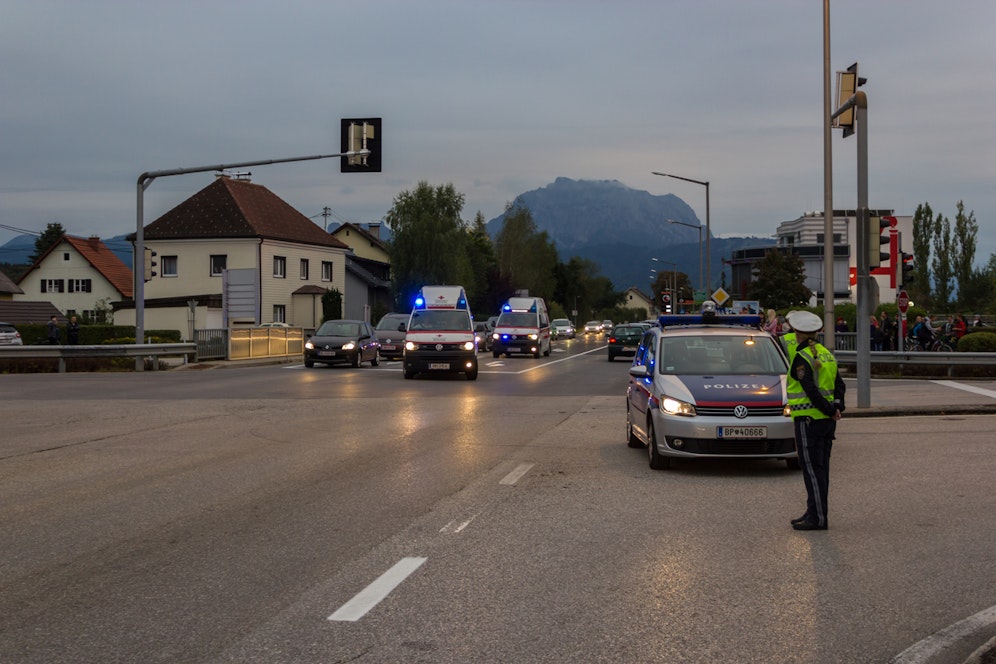 Der verletzte Autofahrer wurde sofort in ein Krankenhaus gebracht.