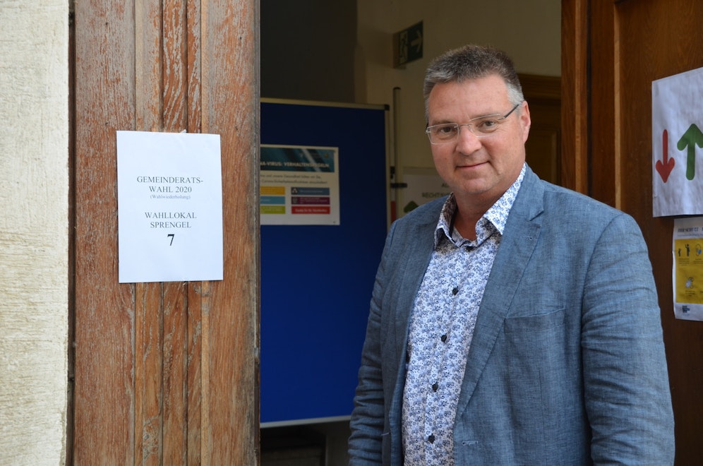 Bürgermeister Kocevar beim Wahllokal