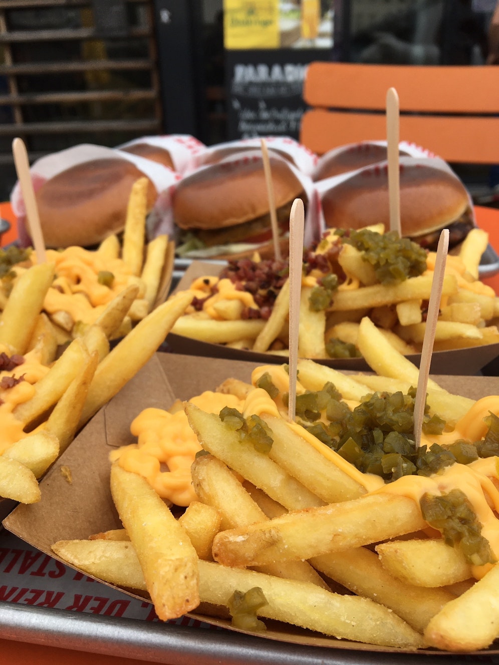 Pommes, Getränk und natürlich ein Burger - die ersten 30, die mit einer 