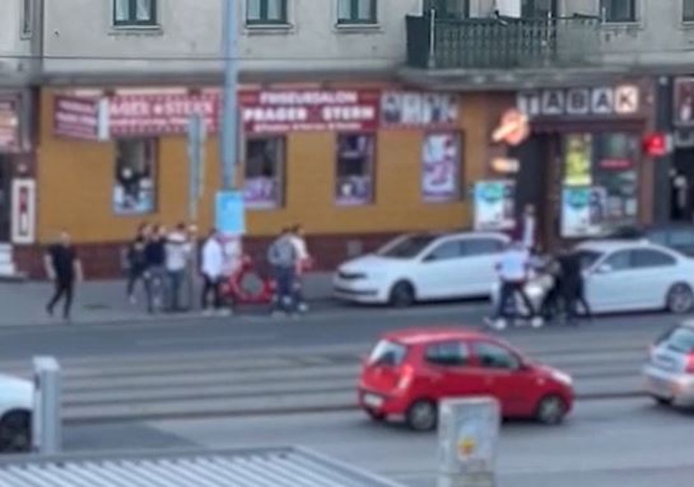 Mitten auf der Pragerstraße kam es zu einer Grupppenschlägerei.