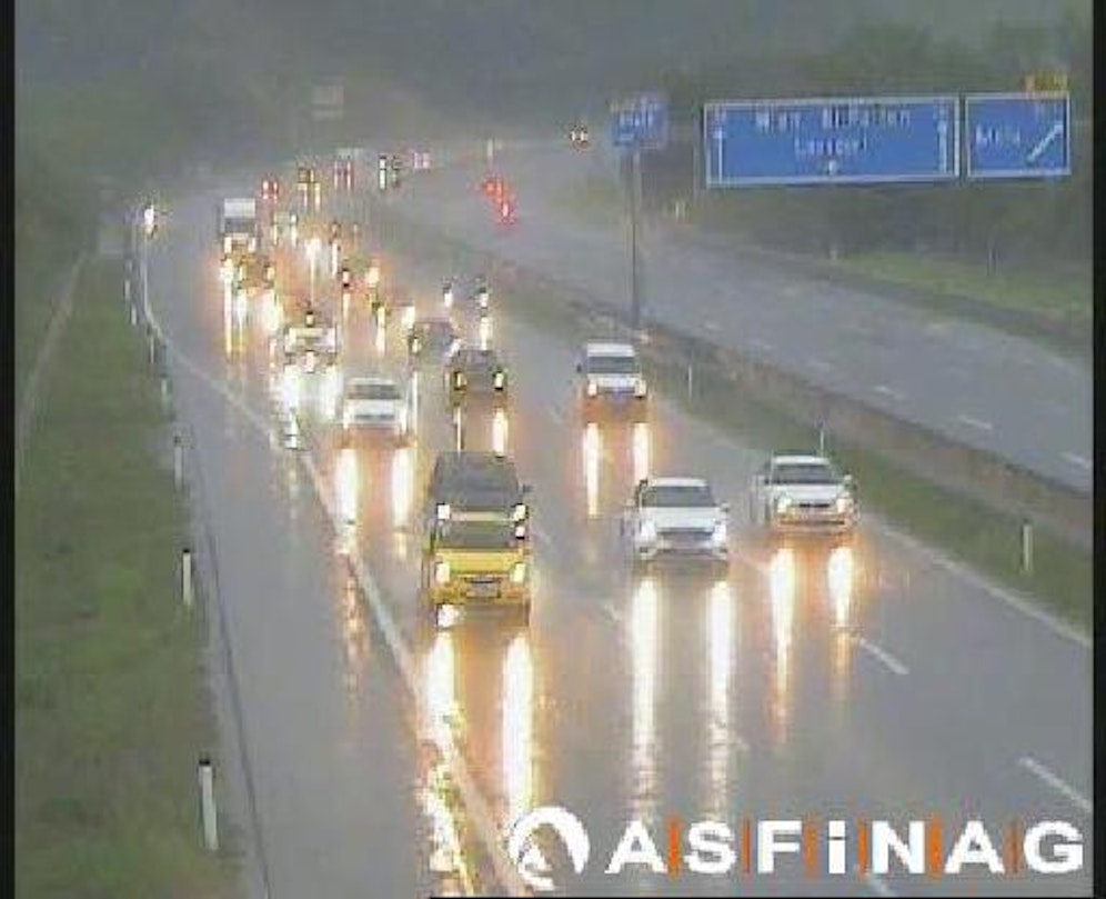 Starkregen auf der A1 bei Loosdorf