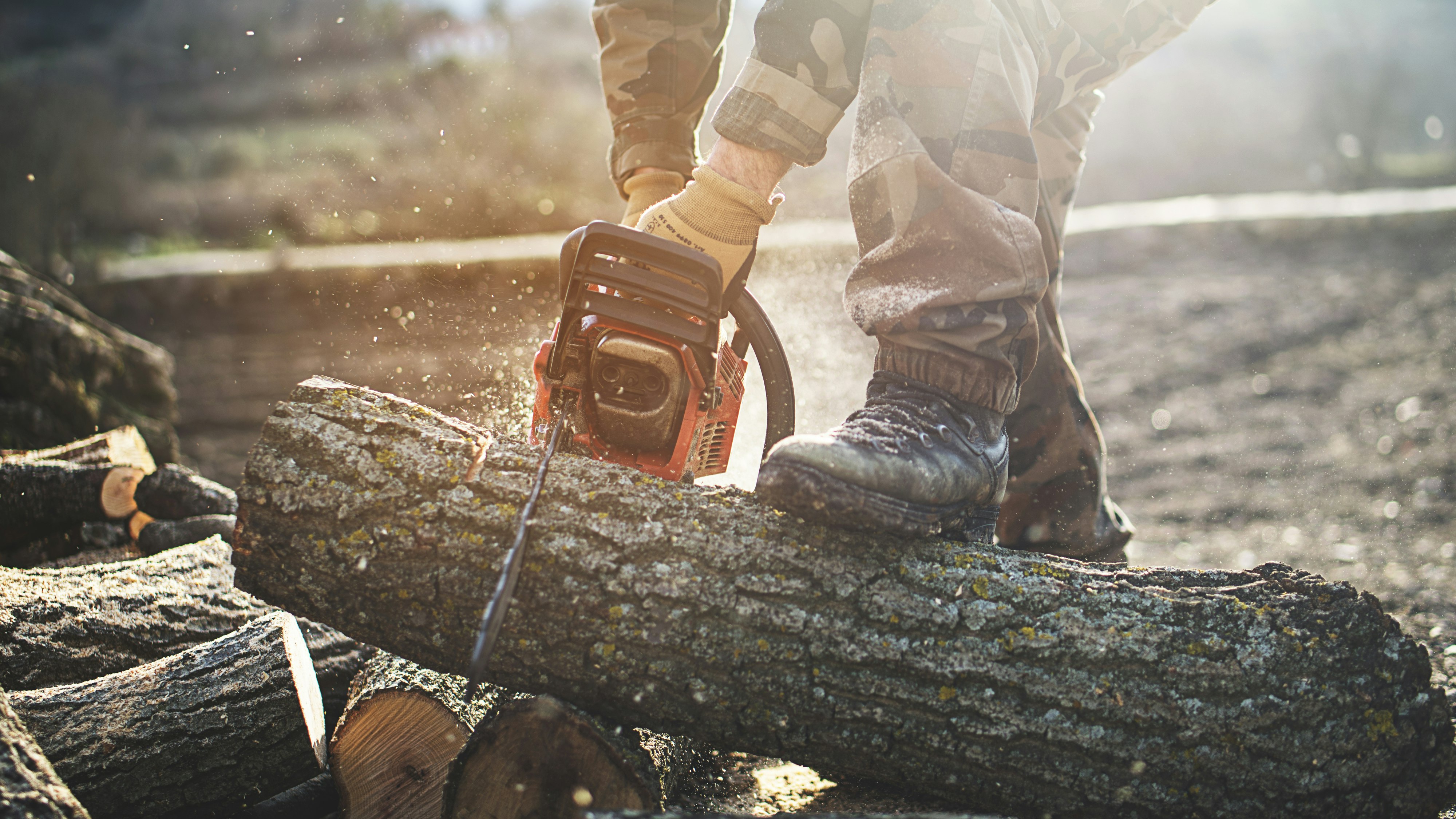 Mann verletzte sich zuerst mit einer Motorsäge am Fuß.