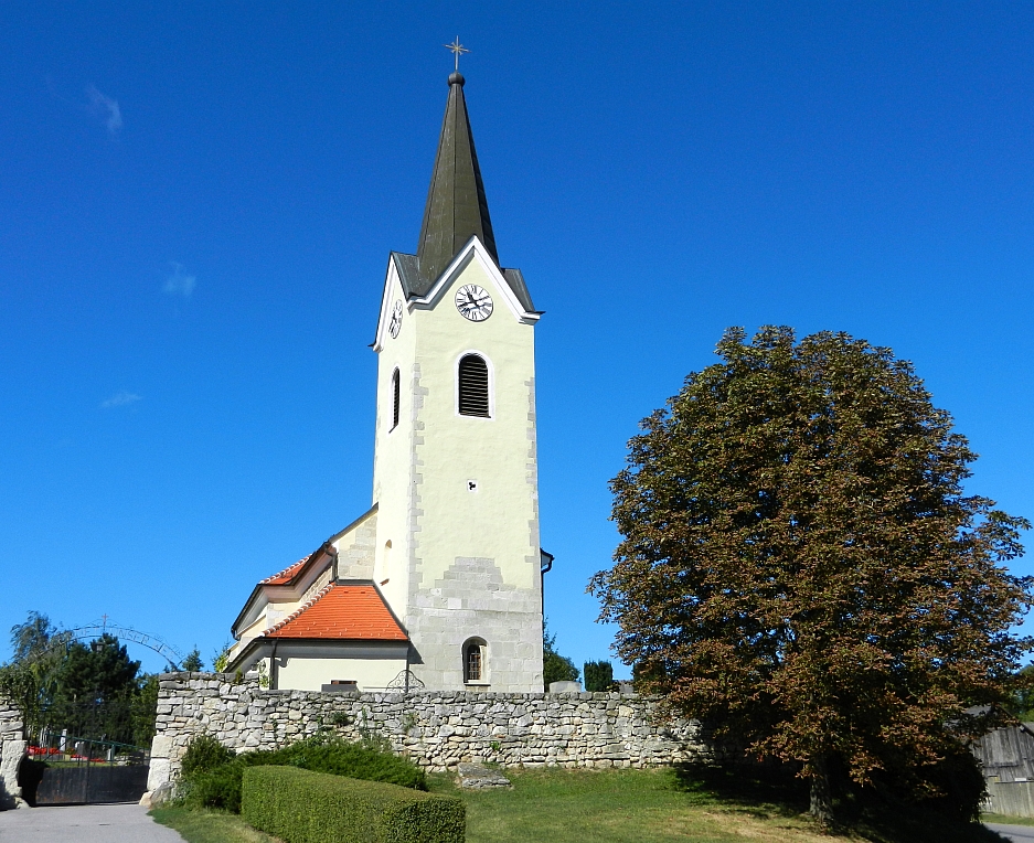 Vor der Kirche wurde eine Gruppe aufgegriffen.