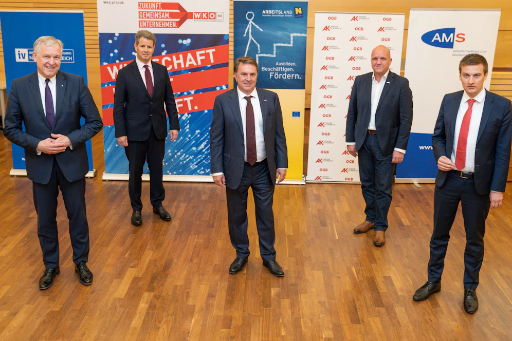 Landesrat Martin Eichtinger, IV NÖ-Präsident Thomas Salzer, WKNÖ-Präsident Wolfgang Ecker, AKNÖ-Präsident und ÖGB NÖ-Vorsitzender Markus Wieser und AMS NÖ-Landesgeschäftsführer Sven Hergovich (v.l.)