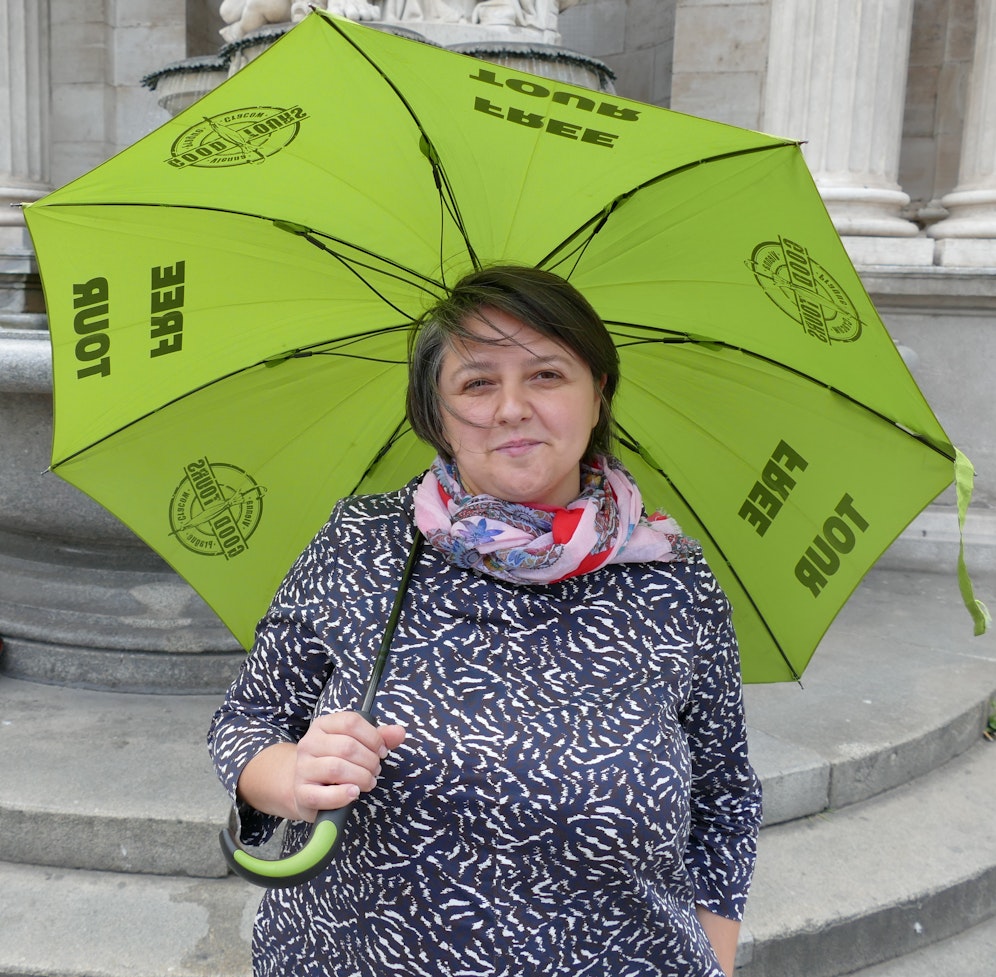 Fremdenführerin Julijana R. verdient seit März keinen Cent mehr. Nun will sie klagen.