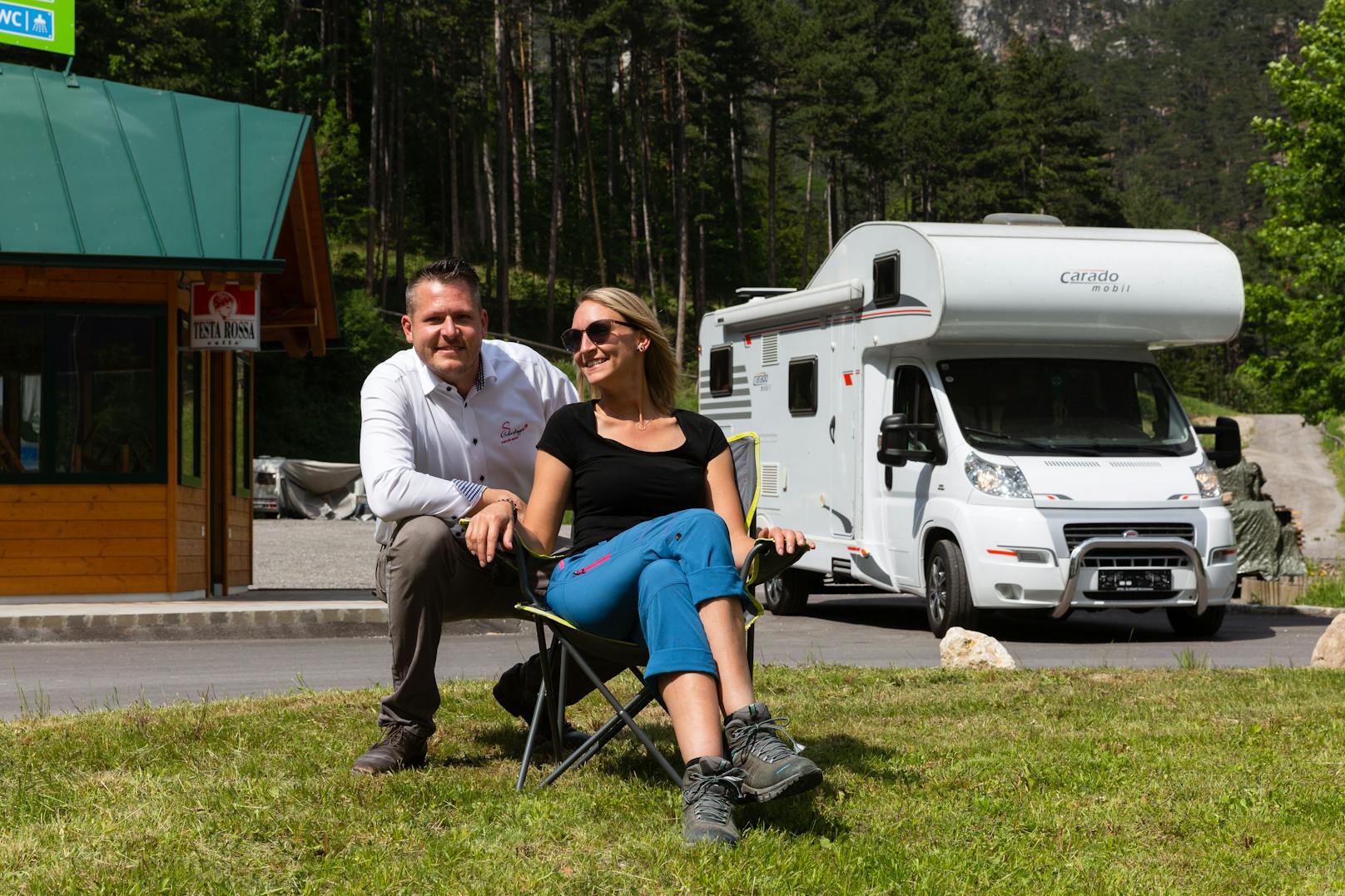 Bernd Scharfegger und Julia Pap freuen sich auf das neue Camping-Angebot am Fuße der Raxalpe.
