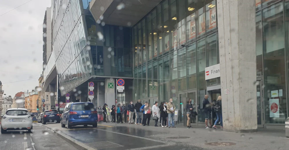 Vor dem Finanzamt in der Marxergasse stehen wieder unzählige Wiener in der Warteschlange.