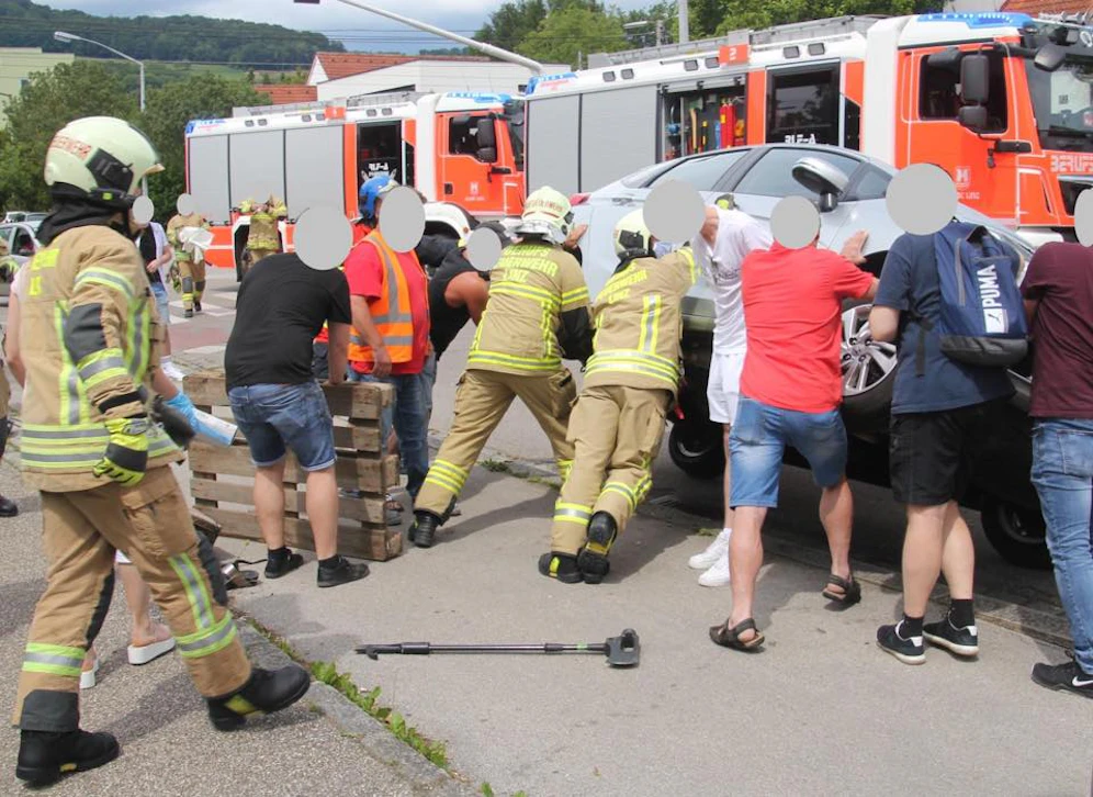 Gemeinsam anpacken: Viele engagierte Ersthelfer unterstützten die Berufsfeuerwehr Linz Sonntagnachmittag bei ihrem Einsatz. 