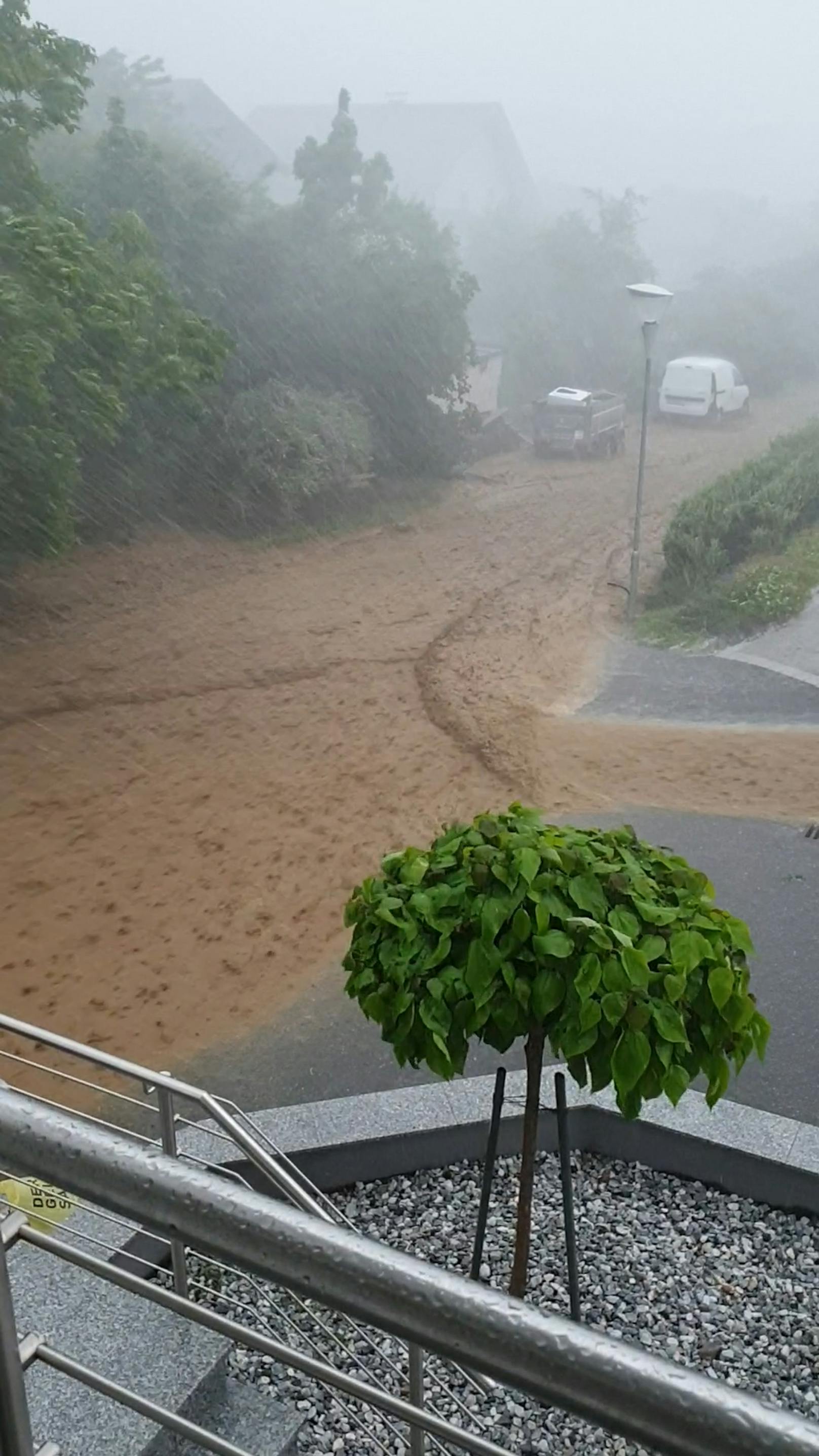 Leser-Video zeigt, wie Straße zu reißendem Fluss wird