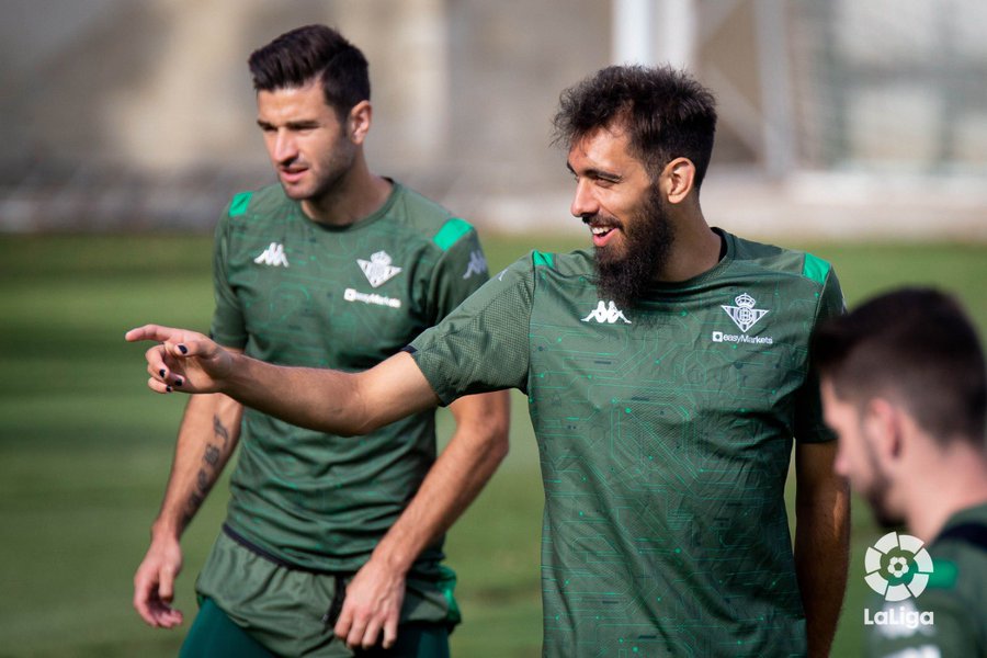 Borja Iglesias mit seinen schwarzen Nägeln.