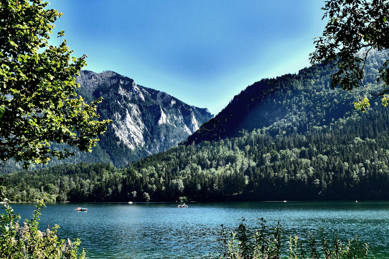 Lunzer See (Niederösterreich): Der Lunzer See ist der größte Badesee Niederösterreichs. Im Juli findet auf der Seebühne ein Sommerfestival statt. Man kann sich dort Boote ausleihen, Tauchen und Mountainbiken. 