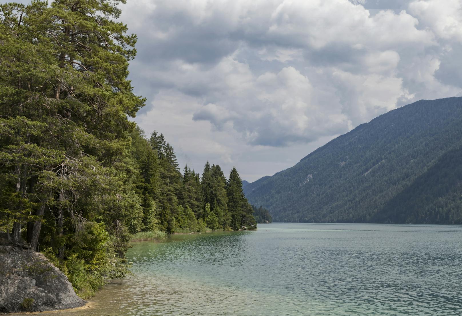 Weißensee (Kärnten): Das Gebiet ist seit kurzem ein Naturpark. Wegen seiner Schönheit wurde sogar Hollywood auf diesen See aufmerksam. Szenen für den James Bond-Film "Der Hauch des Todes" wurden hier gedreht. 