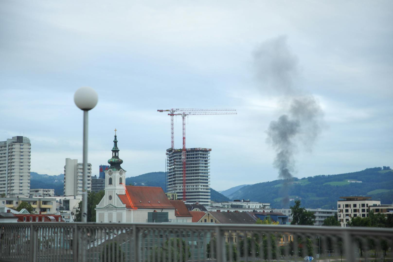 Über der Linzer Innenstadt war am Montagfrüh eine schwarze Rauchsäule zu sehen. 
