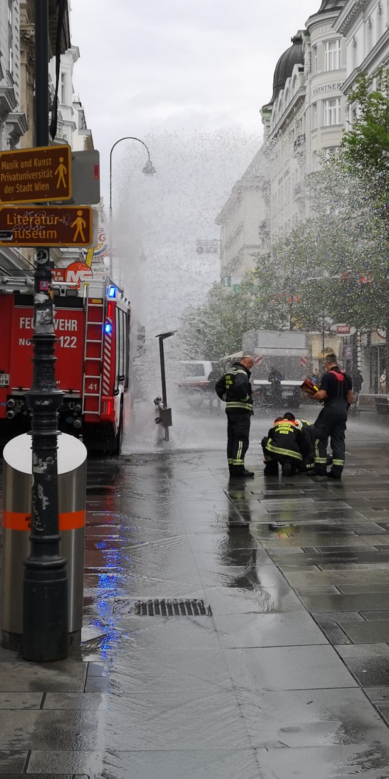 Land unter in der Kärntner Straße.