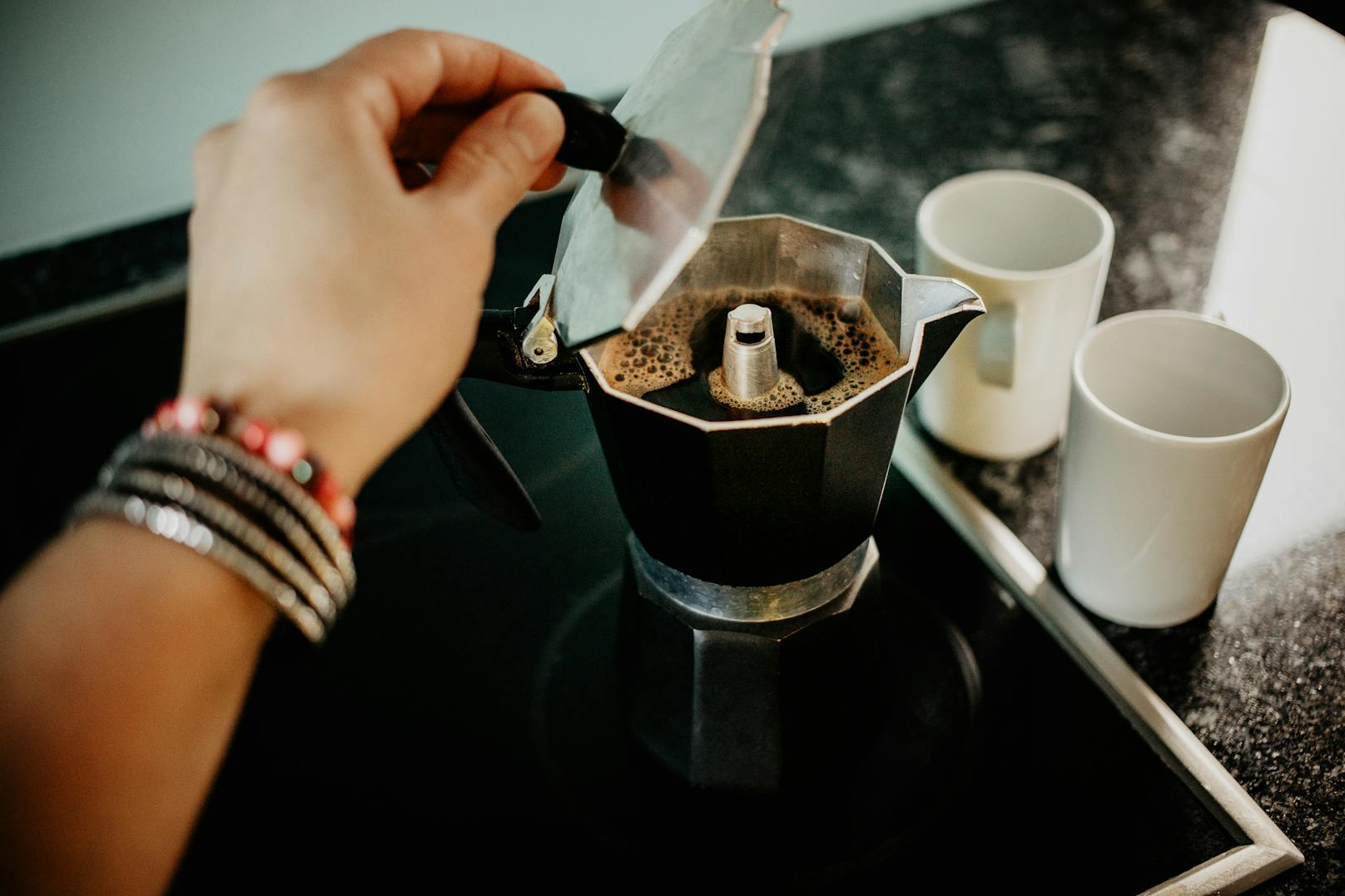 <strong>13. Mache selbst Kaffee/Tee statt ihn auf dem Weg zur Arbeit zu kaufen!</strong>&nbsp;Ja, so ein Double-Chocolate-Soy-Latte von Starbucks ist zu Hause nicht ganz einfach herzustellen. Aber sind wir ehrlich: Das ist auch kein richtiger Kaffee mehr. <br>