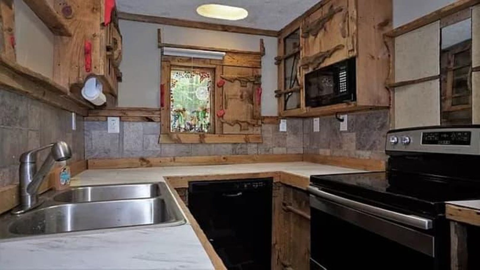 Das Haus ist mit vielen kleinen Details ausgestattet, zum Beispiel die Verzierungen an den Küchenschränken.