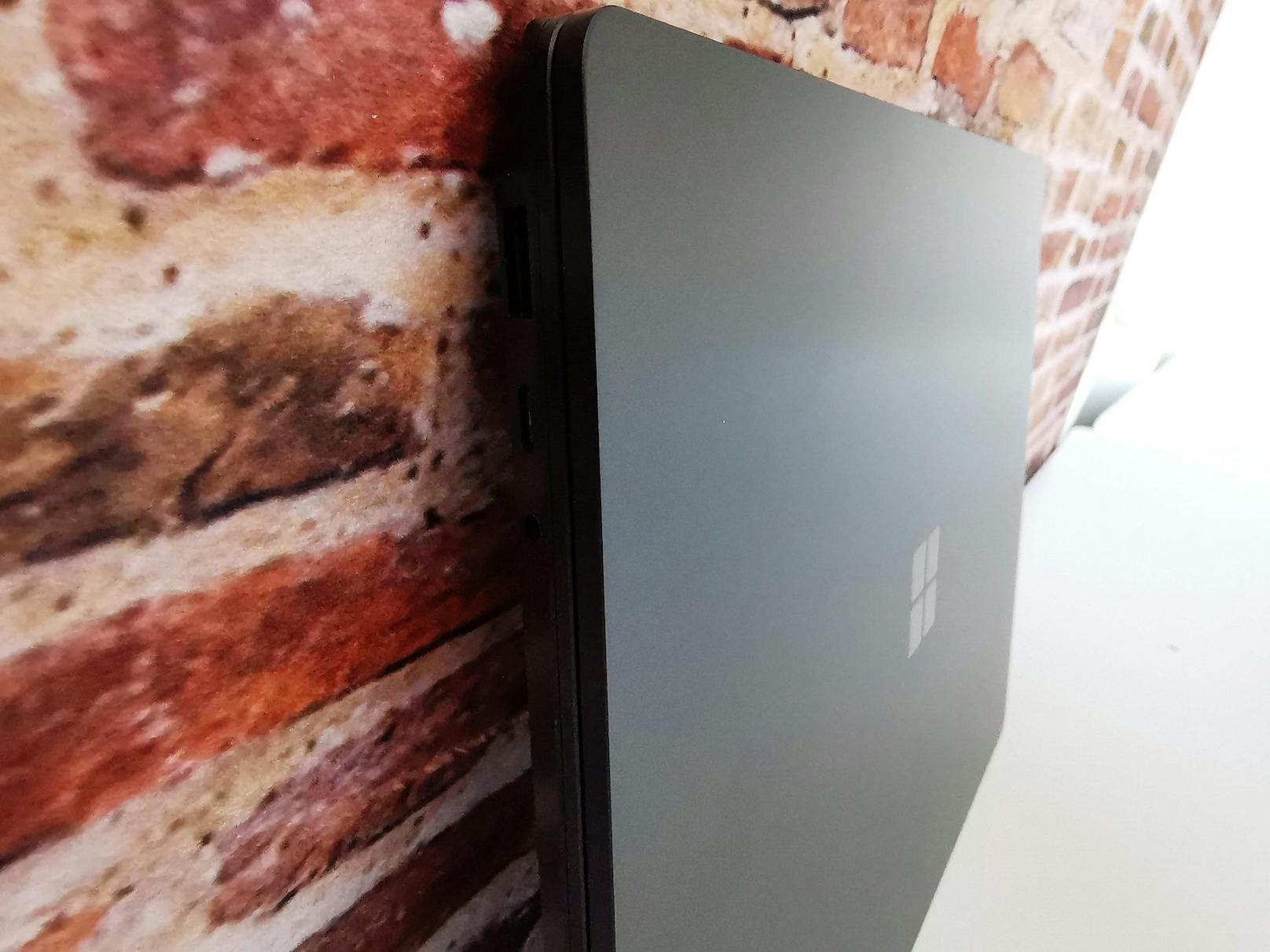 Microsoft hat beim dritten Surface Laptop einen weit größeren Sprung als zwischen den ersten beiden Generationen gewagt und damit voll ins Schwarze getroffen. Die Ausstattung der verschiedenen Modelle bietet ...