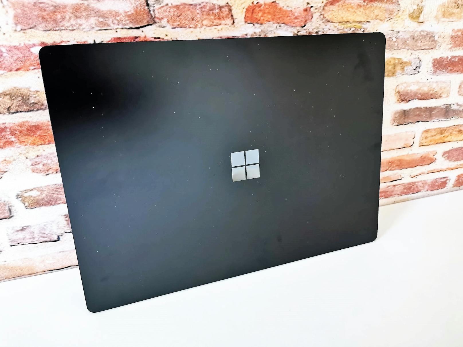 Besonders beeindruckend ist der für den Test von Microsoft zur Verfügung gestellte Laptop im metallenen Schwarz.