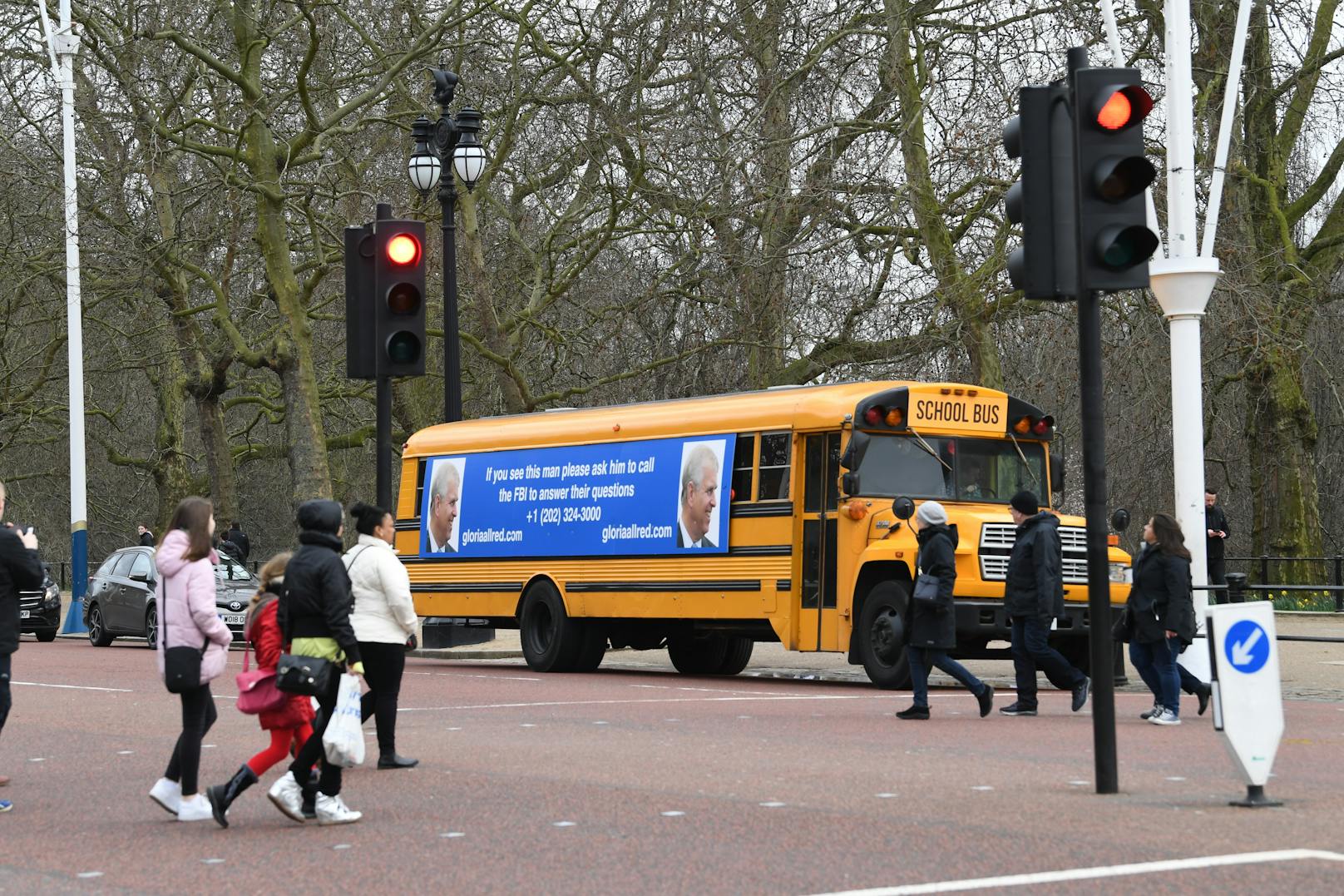 US-Anwältin Gloria Allred ließ einen US-Schulbus mit Prinz Andrews Bild bekleben und am Buckingham Place vorbeifahren: "Wenn Sie diesen Mann sehen, bitten Sie ihn, dem FBI Fragen zu beantworten"