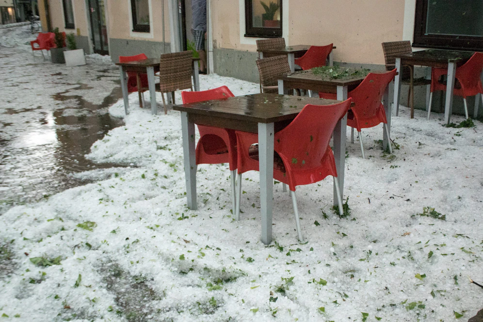 Hagel, Blitze und Starkregen begleiten und die kommenden Tage.