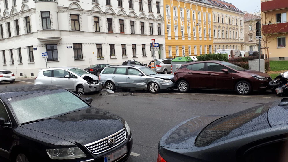 Mehrere Fahrzeuge wurden bei dem Unfall beschädigt.