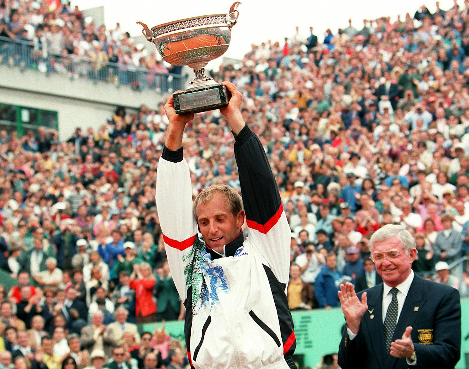 Thomas Muster stemmte stolz den Pokal. Er war sechs Wochen lang die Nummer 1 der Tenniswelt und damit immer noch der erfolgreichste Spieler Österreichs. Insgesamt gewann er 44 Einzel-Turniere.
