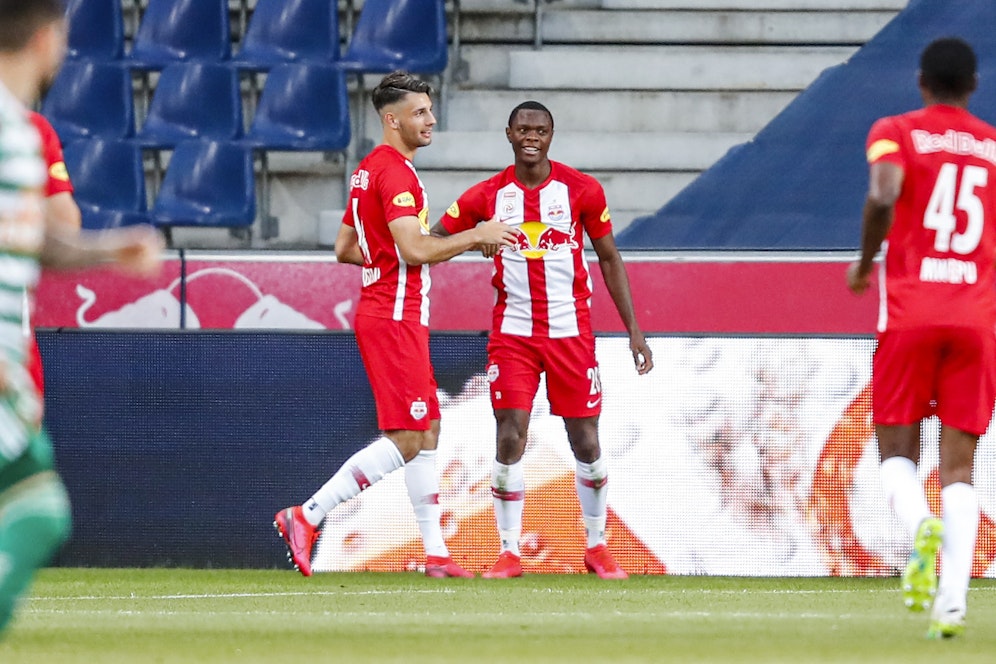 Dominik Szoboszlai und Patson Daka stehen vor dem Absprung.