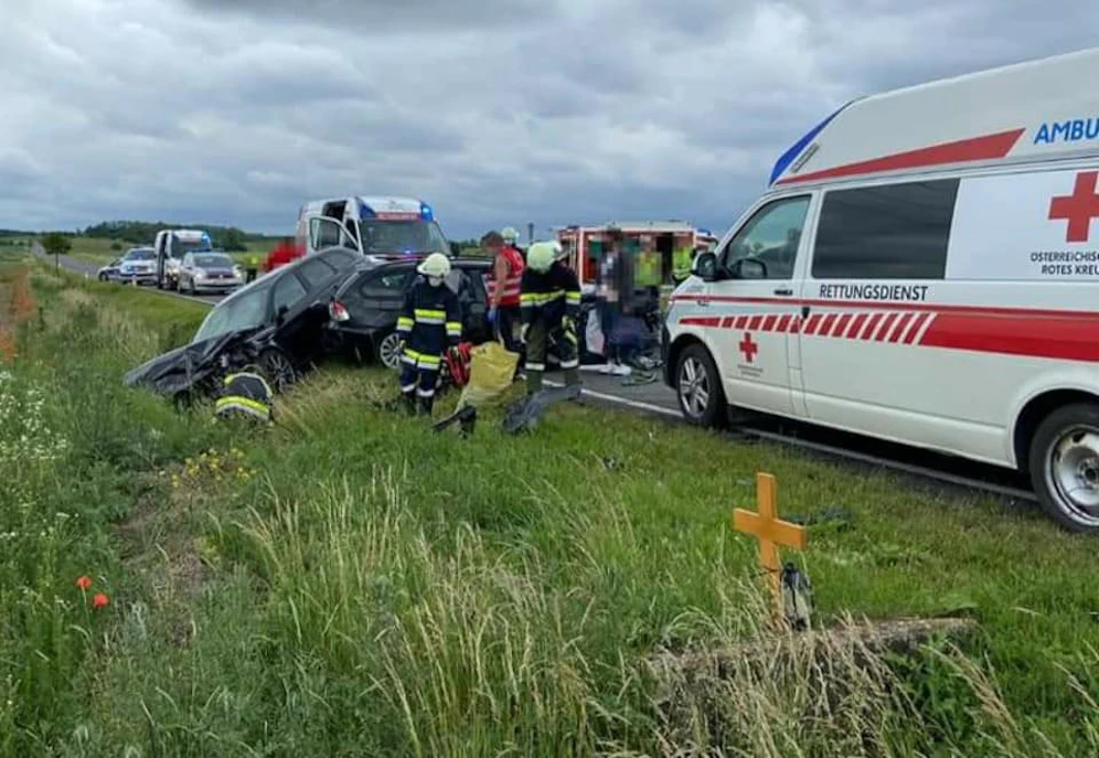 Unfall forderte sechs Verletzte, Einsatzkräfte vor Ort.