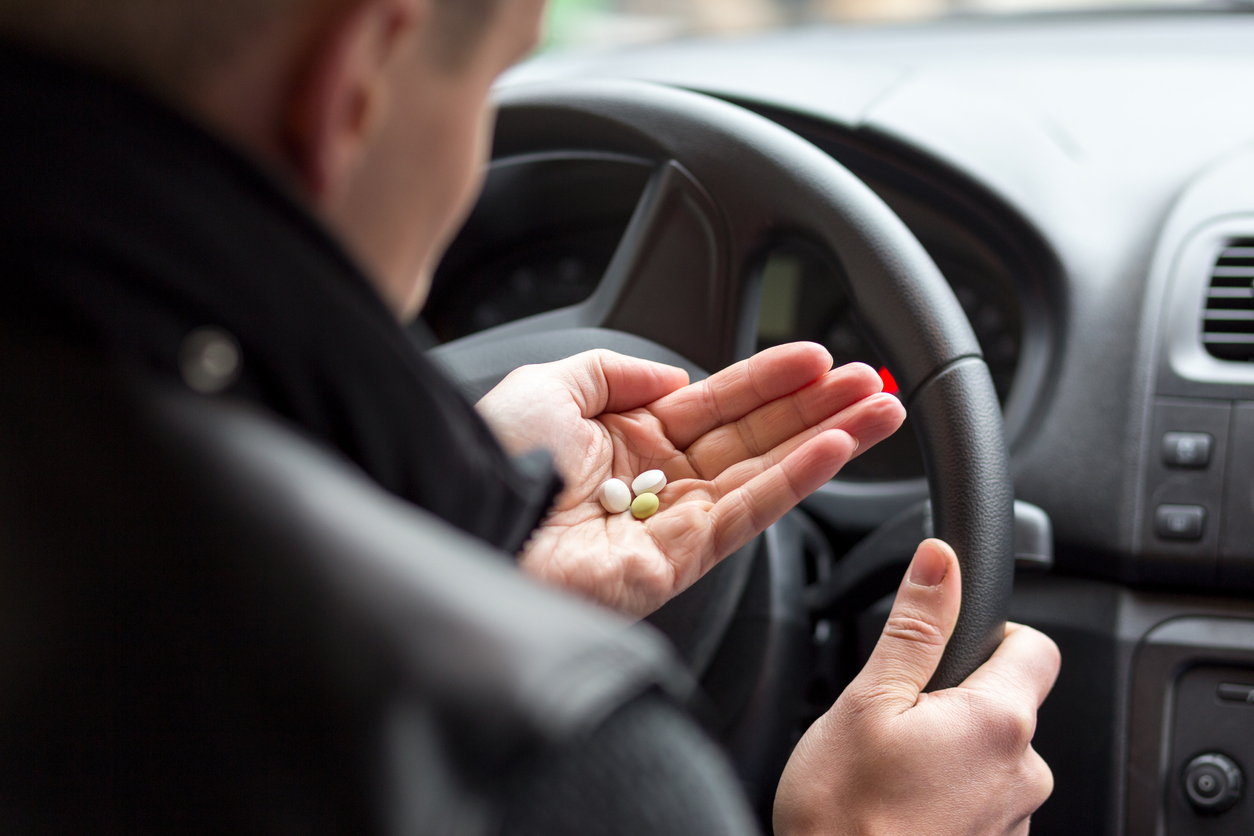 Der Drogenlenker prallte gegen eine geparktes Auto.