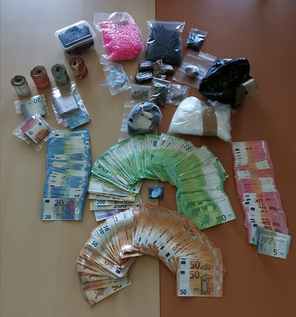 Die Fahnder stellten neben dem Suchtgift auch größere Mengen Bargeld sicher.