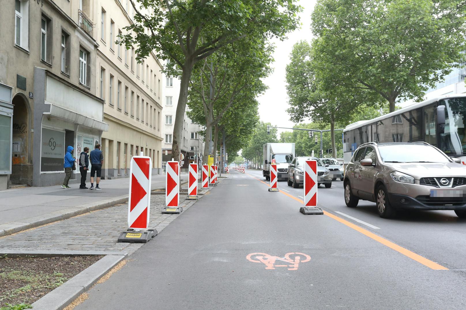 In der Nacht auf Dienstag wurde der Pop-Up-Radweg auf der Lassellestraße in der Leopoldstadt eingerichtet. 40 Parkplätze fallen dadurch weg.