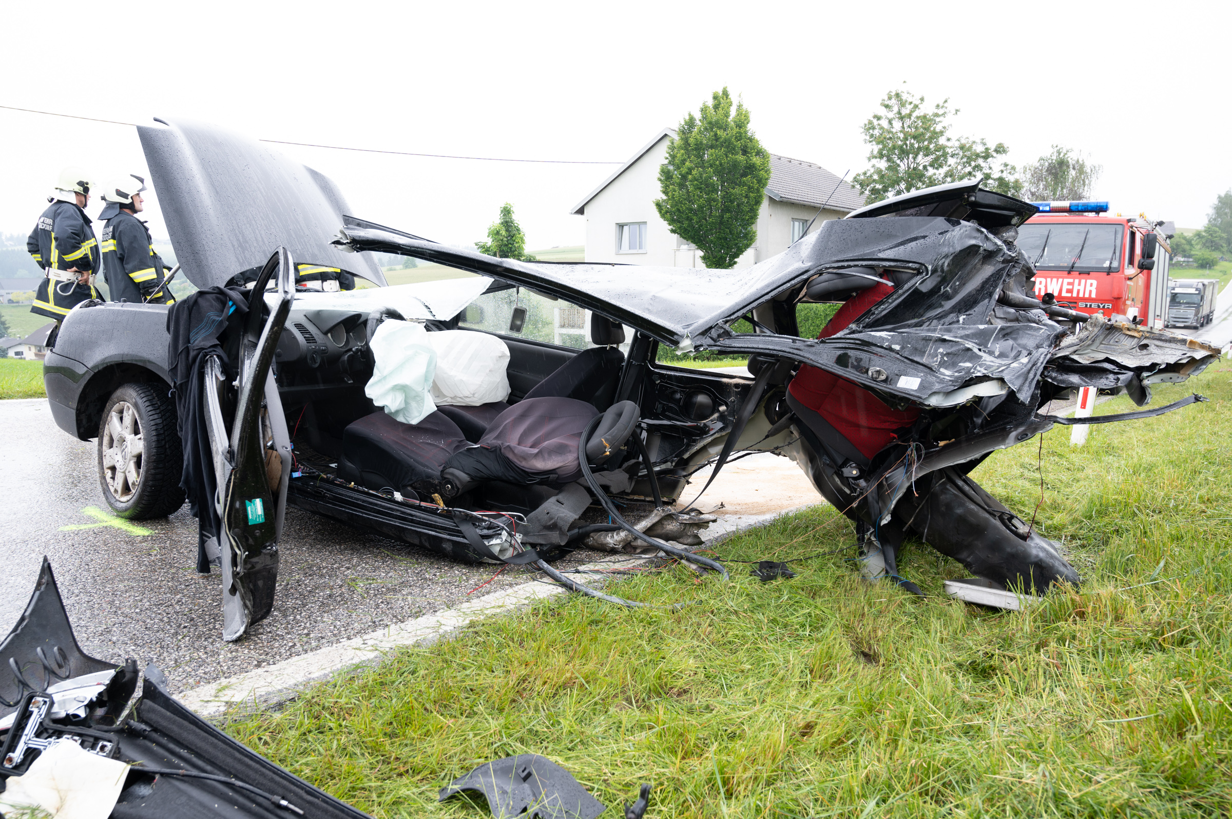 Im Gemeindegebiet von Herzogsdorf krachten zwei Autos mit solcher Wucht ineinander, dass eines davon regelrecht zerrissen wurde.