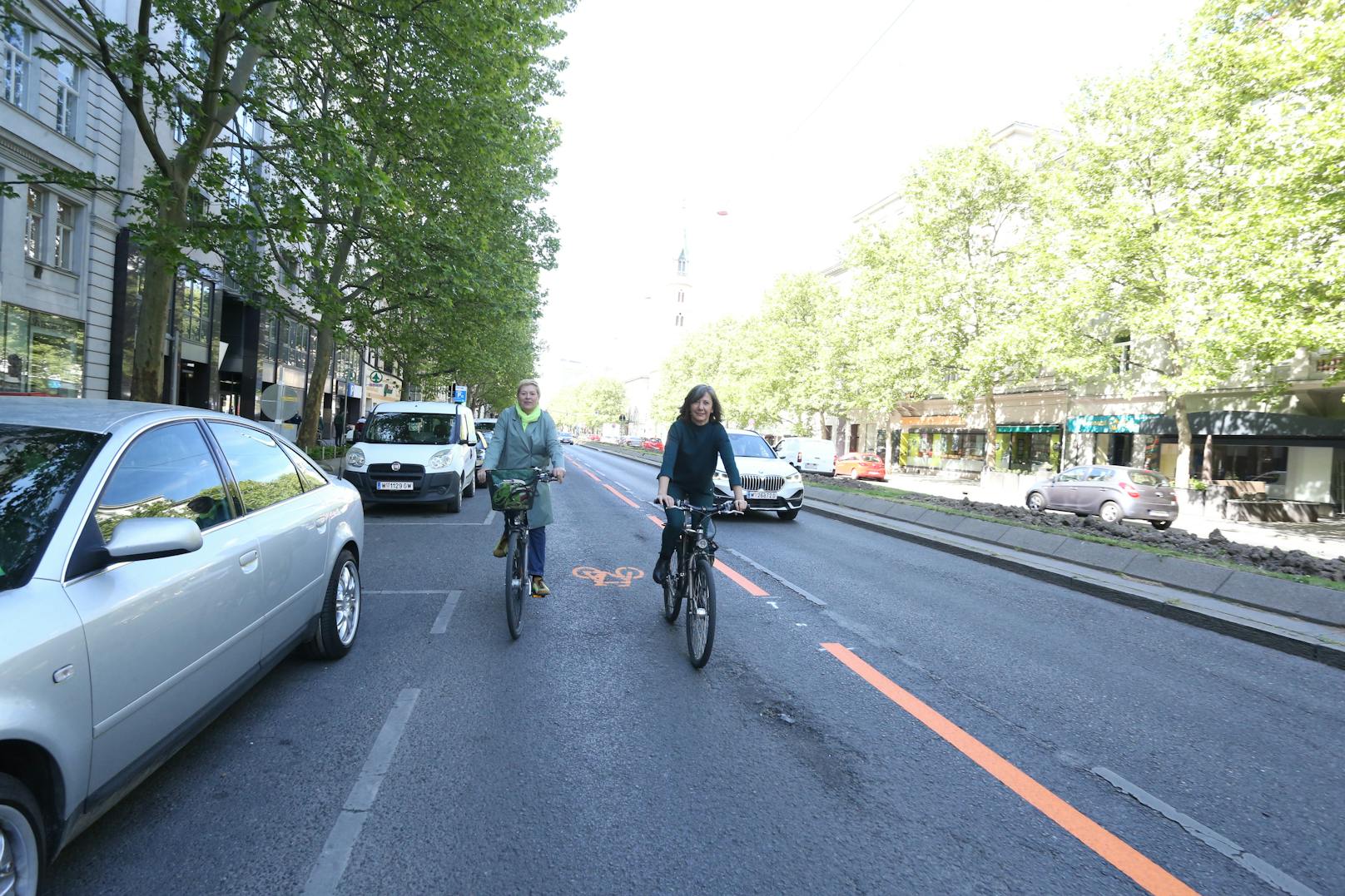 Anfang Mai eröffneten Bezirksvorsteherin Uschi Lichtenegger und Vizebürgermeisterin Birgit Hebein (re.) den ersten Pop-Up-Radweg auf der Praterstraße.