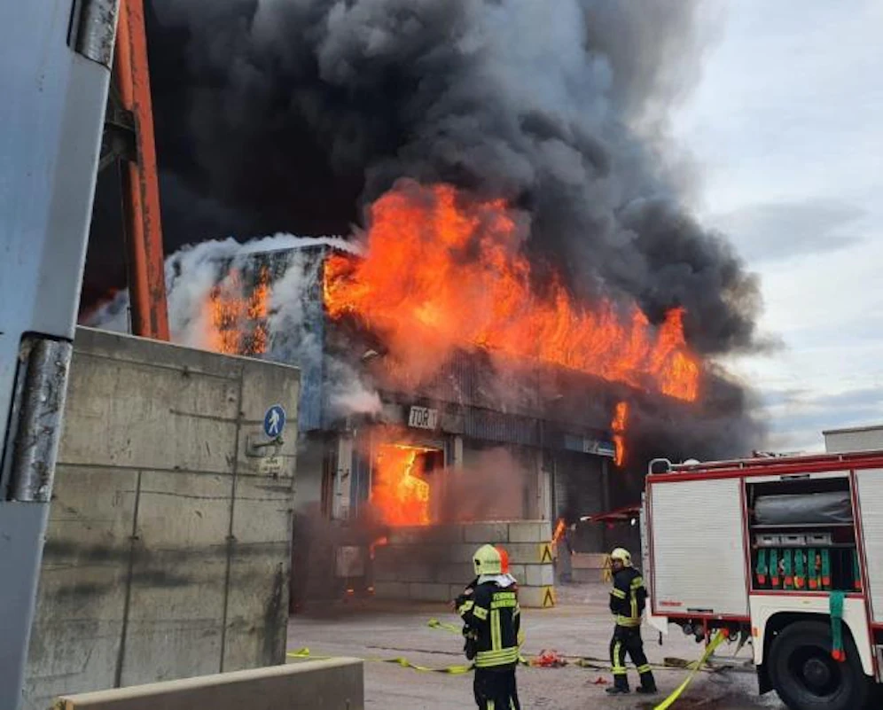 90 Silberhelme mussten das Feuerinferno löschen.