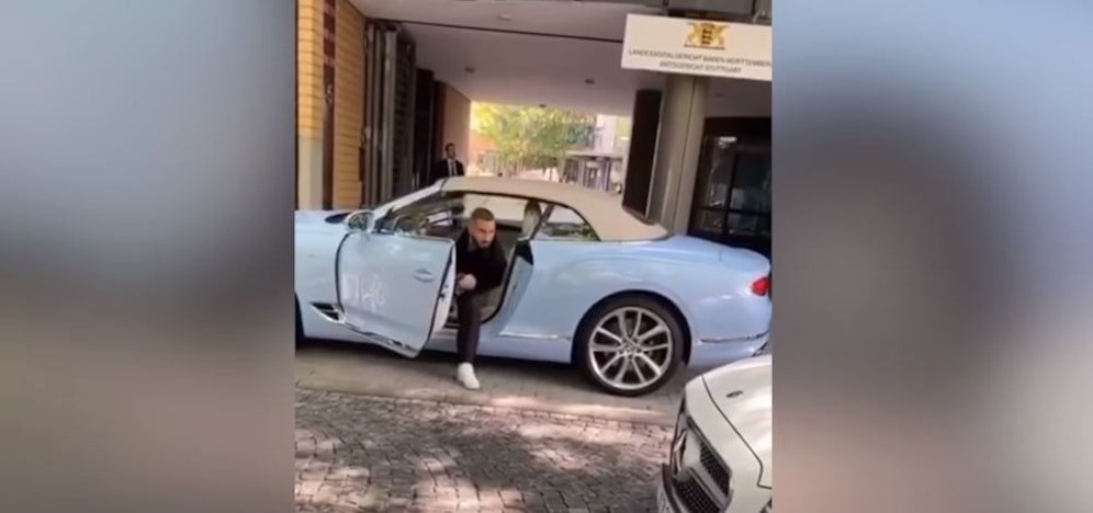 Shindy vor dem Amtsgericht in Stuttgart. Er fuhr mit seinem 220.000-Euro-Bentley vor.