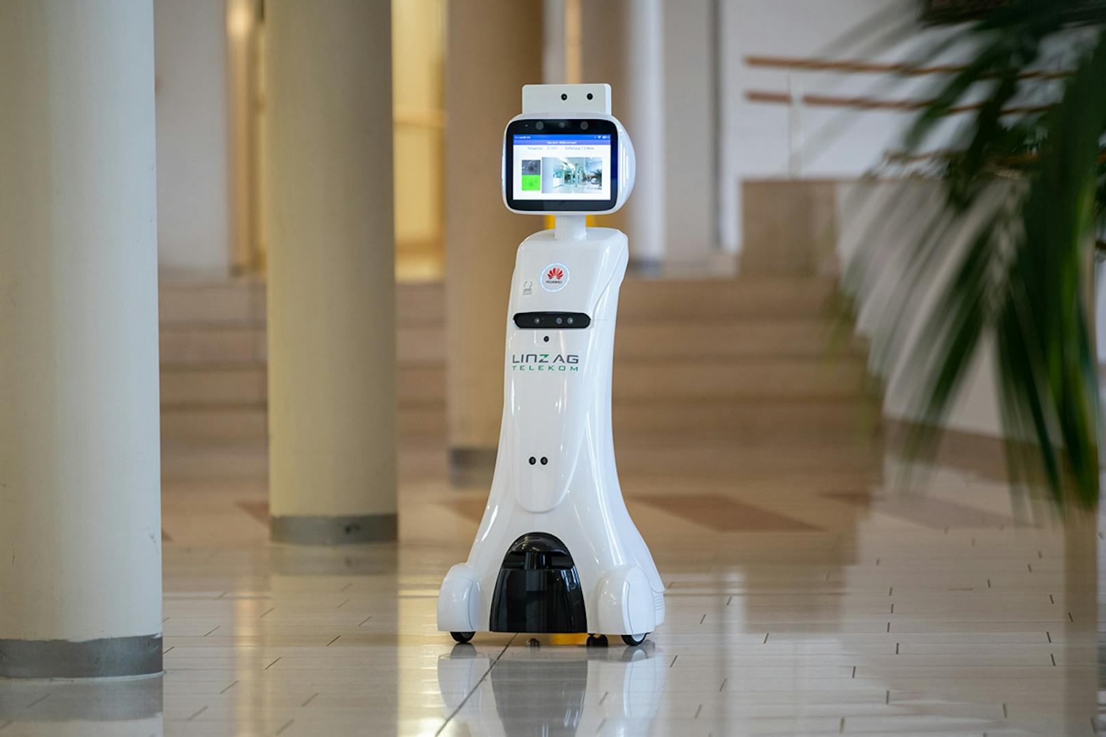 Der Roboter begrüßt die Besucher, misst die Temperatur.