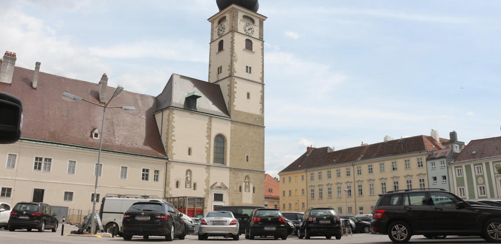 Der Domplatz in St. Pölten – hier noch mit Autos.