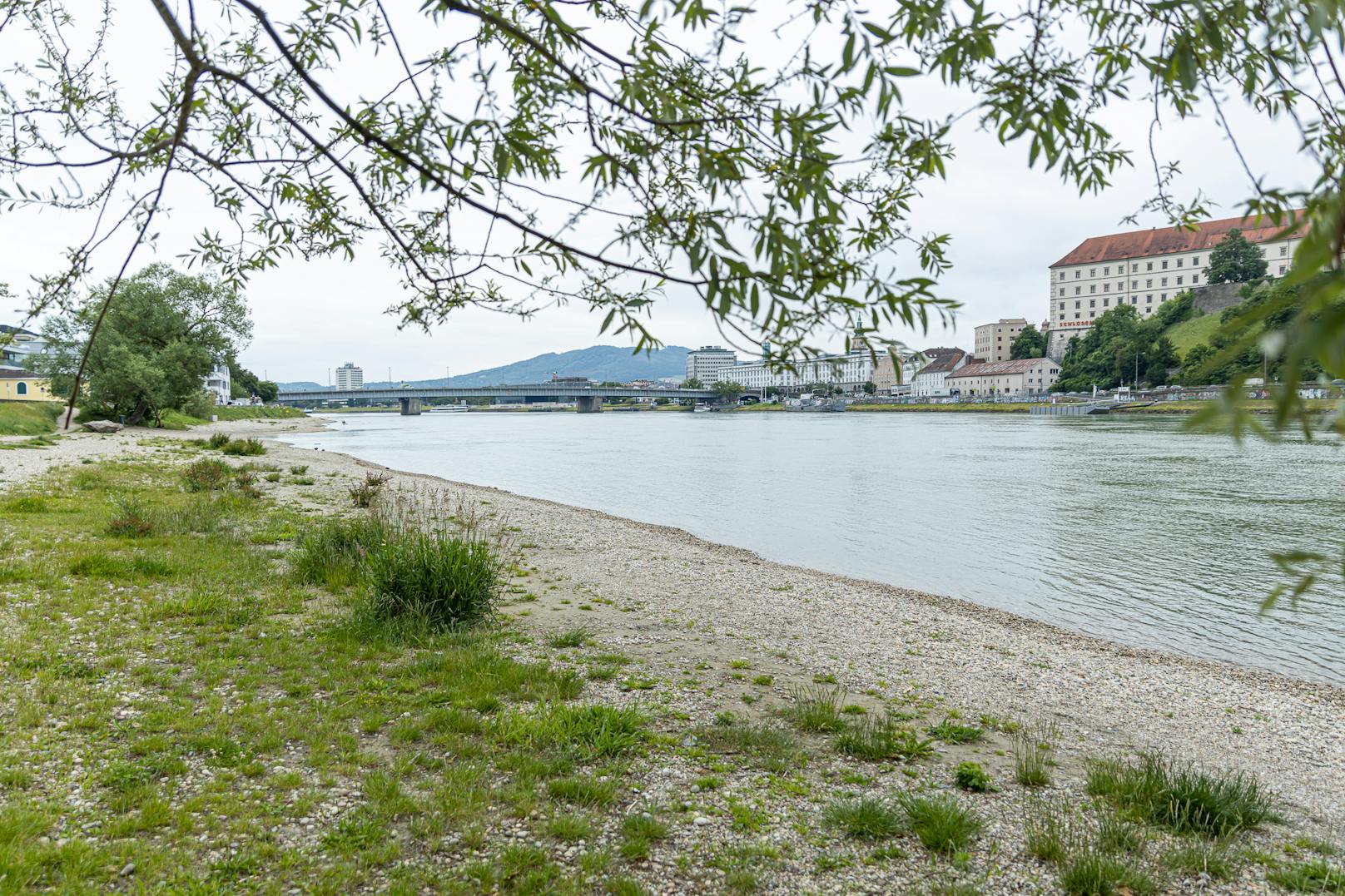 Die Donau in Linz hat nur knapp über 16 Grad.