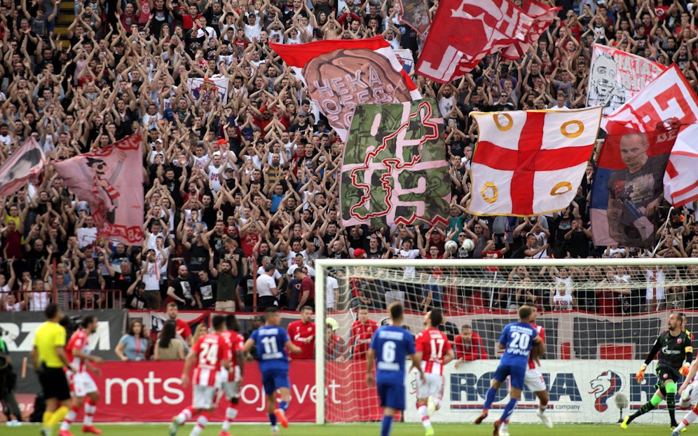 Die Fans von Roter Stern Belgrad hielten den Mindestabstand nicht ein. 