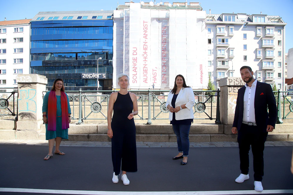 Kunstwerk-Präsentation mit Babyelefant: (v.l.n.r.:) Kulturstadträtin Veronika Kaup-Hasler, Künstlerin Katharina Cibulka, Frauen- und Wohnbaustadträtin Kathrin Gaal und Bezirkschef Markus Rumelhart.