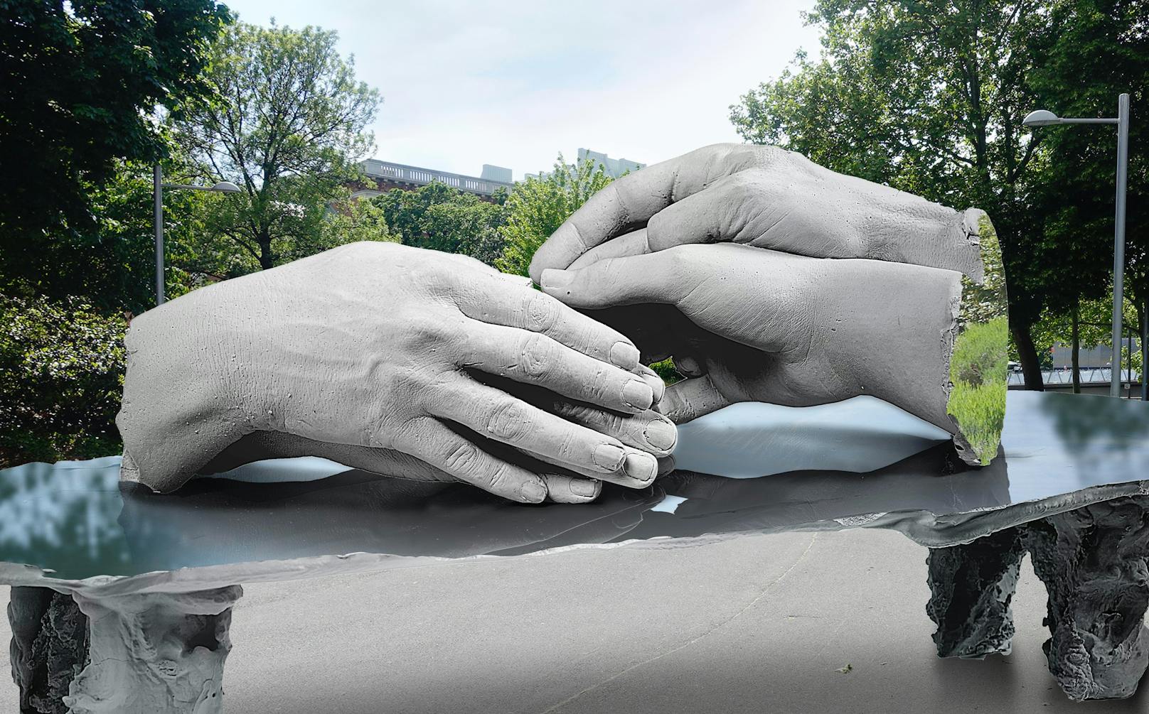 Der britische Künstler entwarf zwei Händepaare, die sich liebevoll übereinander legen. Die harten Schnittflächen an den Handgelenken symbolisieren die Verfolgung durch den Nationalsozialismus.